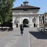 Piazza Portello, quasi tutta pedonalizzata (foto Bianchi)