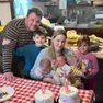 I tre gemellini con i genitori e i fratelli maggiori