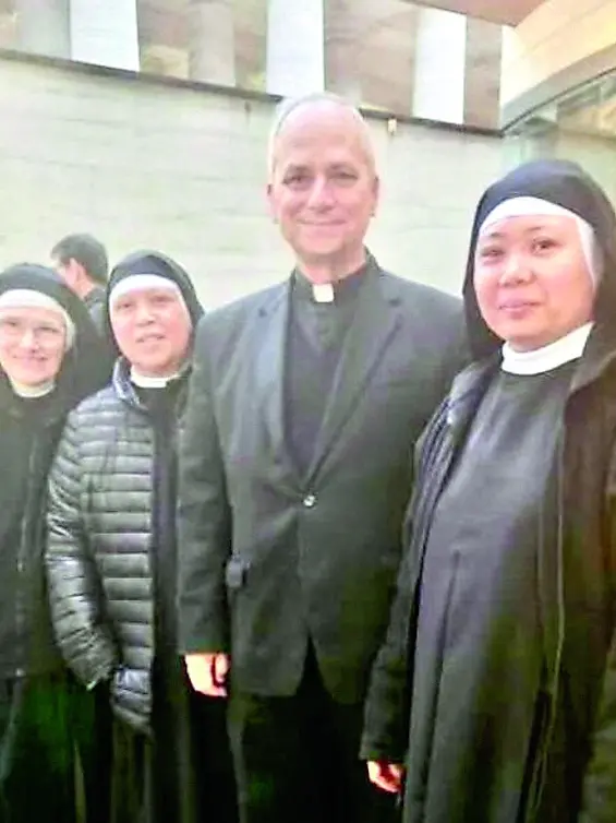 Suor Elena Occhialini, prima a sinistra, a novembre con il cardinale Robert Prevost, ora Papa Leone XIV