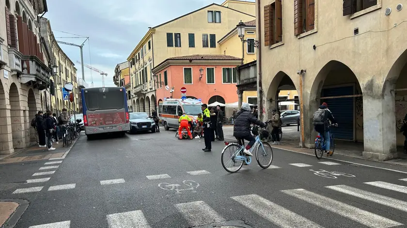 Un intervento dell'ambulanza in via Belzoni