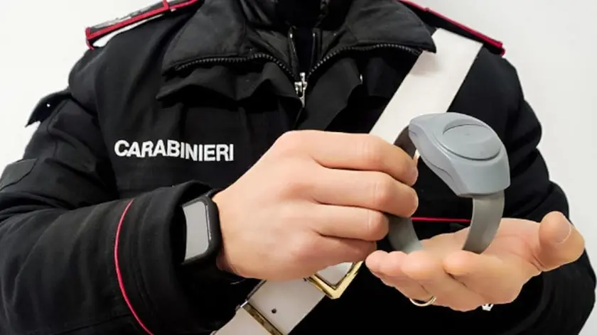 Un braccialetto elettronico utilizzato per far rispettare il divieto di avvicinamento imposto da tribunale