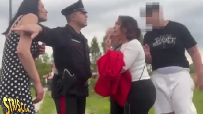 Un momento dell'aggressione alla troupe di Striscia la Notizia in provincia di Treviso