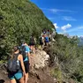 Escursionisti sul sentiero per il lago di Sorapiss