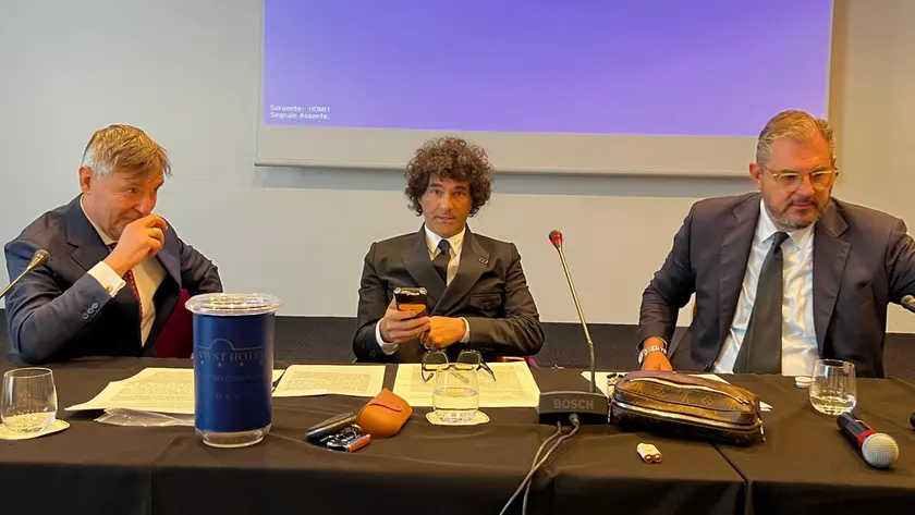 Al centro l’imprenditore Alberto Filippi, a sinistra l’avvocato Renzo Fogliata e a destra l’avvocato Cesare Dal Maso