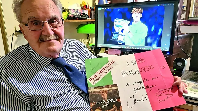 Il direttore della rivista La Piazza Pietro Rosa Gastaldo con il regalo che gli ha inviato Jannik Sinner