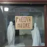 I manichini per la chiusura di Bombo Shop