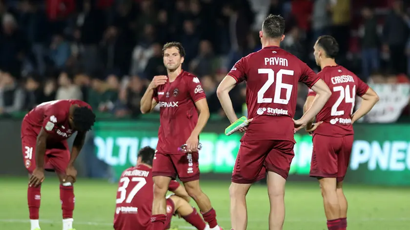 La delusione dei giocatori del Cittadella alla fine del match con la Salernitana, che ha sancito la retrocessione in Serie C dopo 10 anni (Foto Piran)