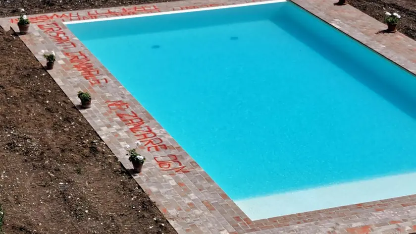 Le scritte no-vax nella villa di Andrea Crisanti