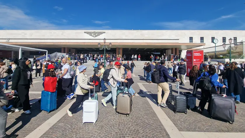 Turisti in arrivo alla stazione di Venezia