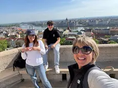 Mamma Lyudmyla Kukharuk con le gemelle Anna e Giulia Chiti in gita a Budapest