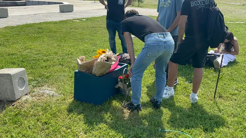 Gli amici di Anna Chiti portano fiori al Marina di Sant'Elena