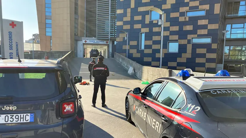 Carabinieri all'esterno dell'ospedale di Cittadella