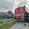 Vigili del fuoco lungo l’argine del fiume Bacchiglione (foto d'archivio)