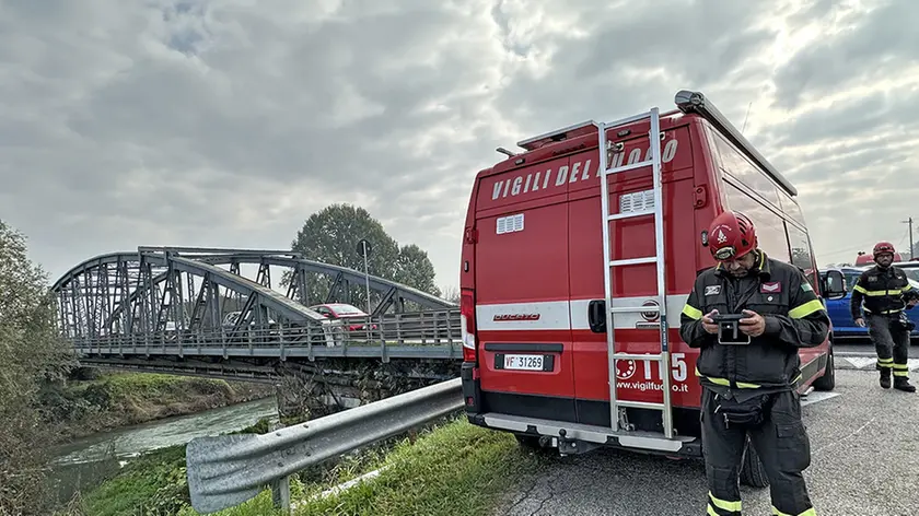 Vigili del fuoco lungo l’argine del fiume Bacchiglione (foto d'archivio)