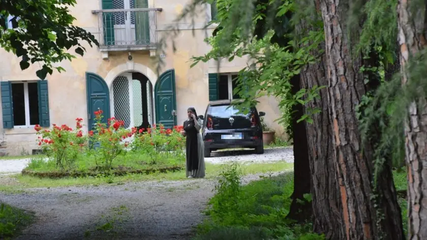 Una suora nel giardino della villa (foto Macca)