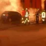 L'intervento dei vigili del fuoco spegnere il rogo di un'auto in fiamme (foto d'archivio)