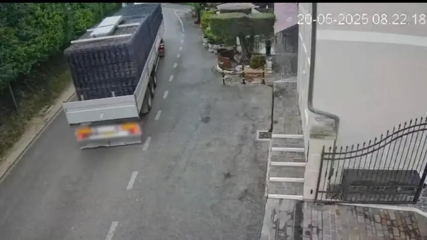 Il tir che ha distrutto il capitello ripreso dalle telecamere