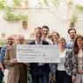 Markus Valentini consegna l'assegno alla Fondazione