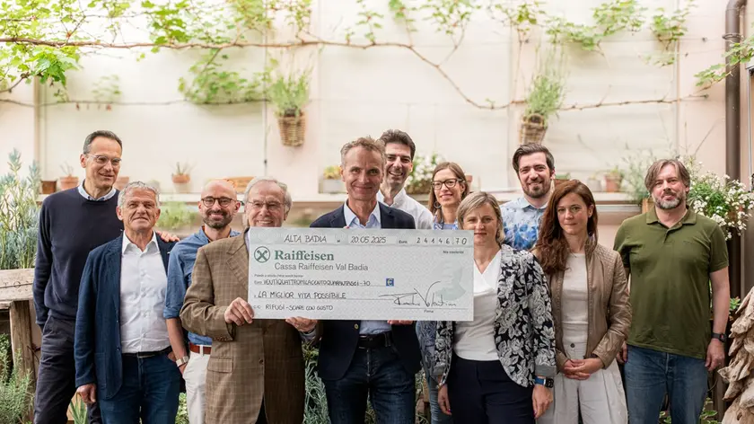 Markus Valentini consegna l'assegno alla Fondazione