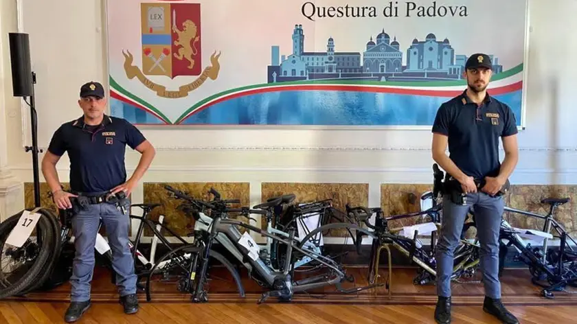 Alcune delle bici trovate nel furgone