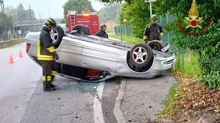 L'auto ribaltata in via Friburgo a Padova