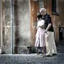 Un anziano con la badante. In tribunale lo scontro per l'eredità