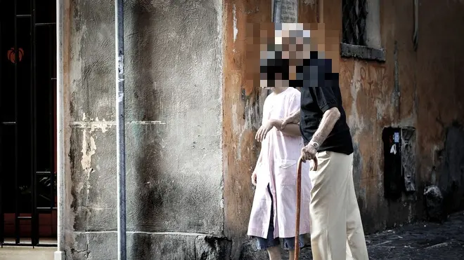 Un anziano con la badante. In tribunale lo scontro per l'eredità