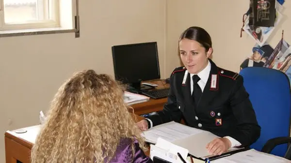 Marito picchia la moglie, il figlio chiama i carabinieri e lo fa arrestare