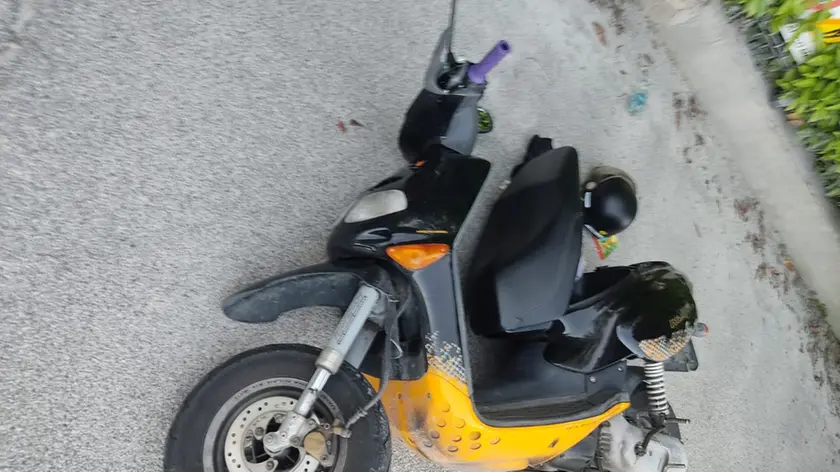 Lo scooter scagliato contro il vigile urbano a Cittadella