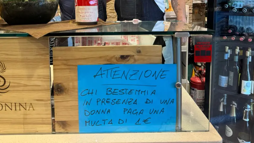 Il cartello apparso nel locale di Domenico Induddi e Francesco Silvio Carbonara a Montegrotto