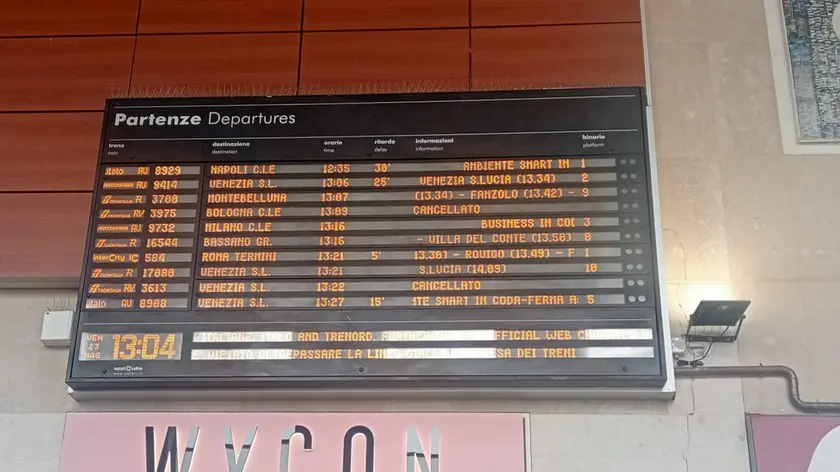 Il tabellone della stazione ferroviaria di Padova, con i treni cancellati