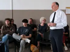 Il direttore del mattino di Padova Luca Ubaldeschi alla riunione di redazione all'Arcella
