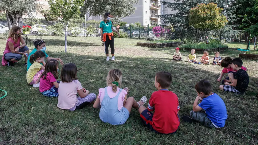 Alcuni bambini partecipano a un centro estivo