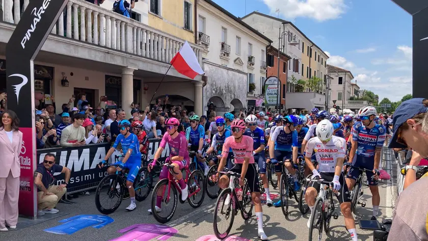 La partenza della 14esima tappa del Giro d'Italia da Treviso a Gorizia/Nova Gorica (fotofilm)