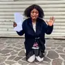 La donna inginocchiata davanti al locale chiuso in zona Arcella