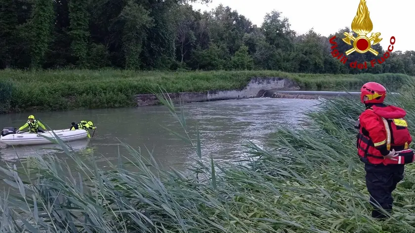 I vigili del fuoco durante le ricerche nel torrente Cormor a Carlino