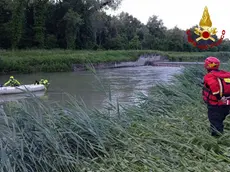 I vigili del fuoco durante le ricerche nel torrente Cormor a Carlino