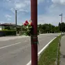 Fiori sul luogo dello schianto