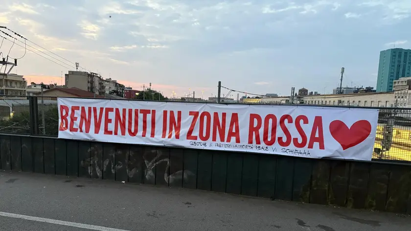 Lo striscione sul cavalcavia Borgomagno