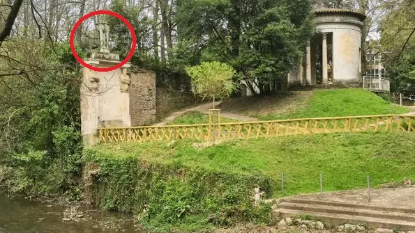 L’edicola con le cariatidi del parco Treves