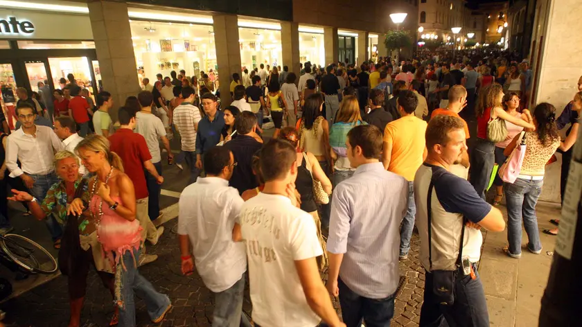 GIOVANI DURANTE LA MANIFESTAZIONE NOTTE BIANCA DUEMILACINQUE IN CENTRO A PADOVA