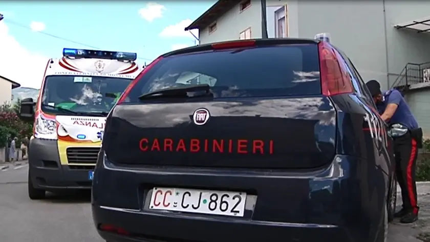 La donna è stata arrestata dai carabinieri e l'uomo ha rimediato venti giorni di prognosi