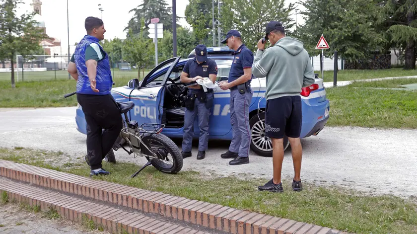 Controlli della polizia in zona rossa