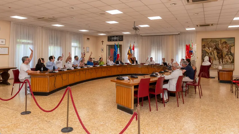 Lo scontro in consiglio comunale