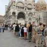 Turisti in coda per l'accesso alla Basilica di San Marco