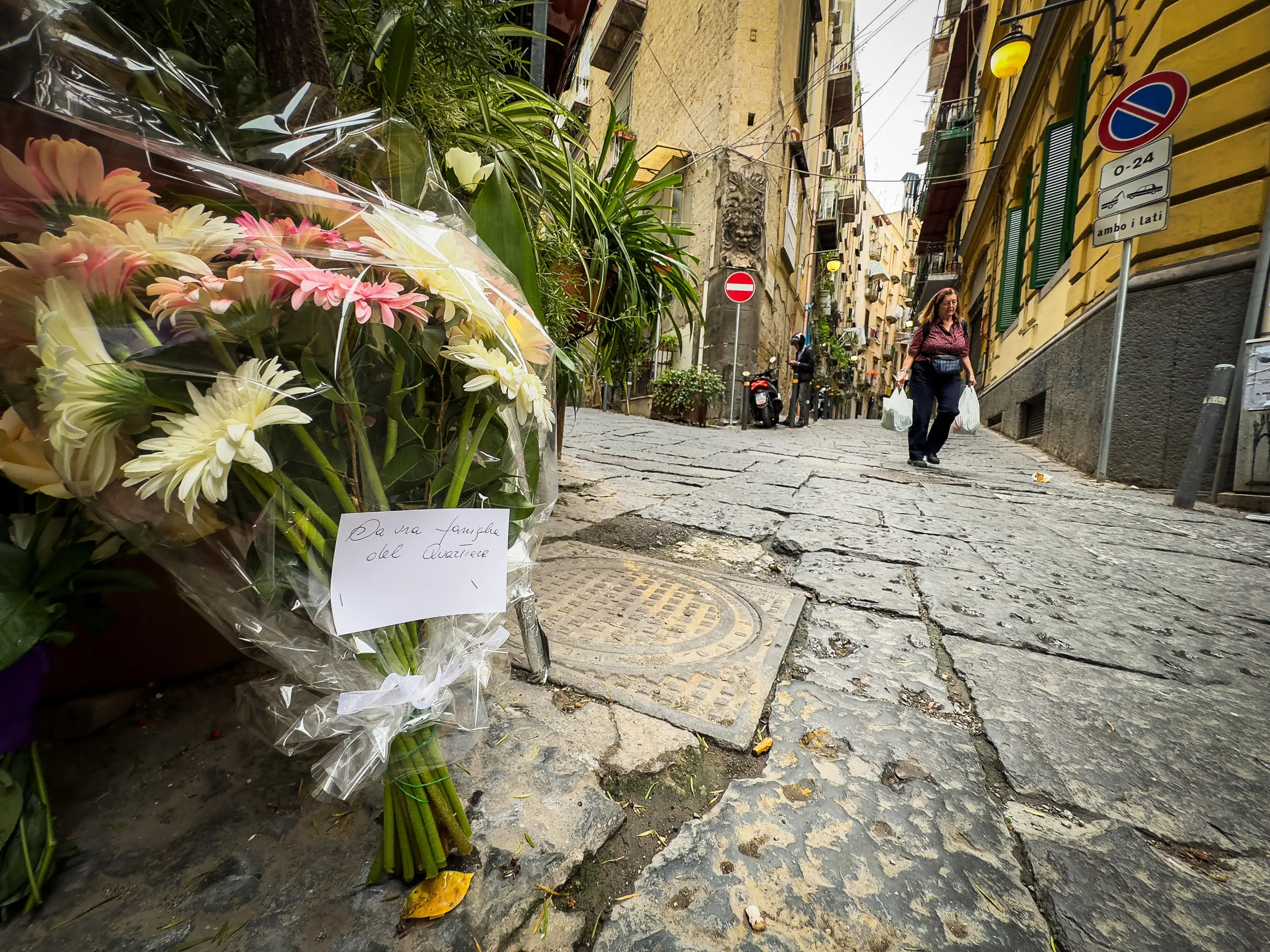 Fiori sul luogo della tragedia