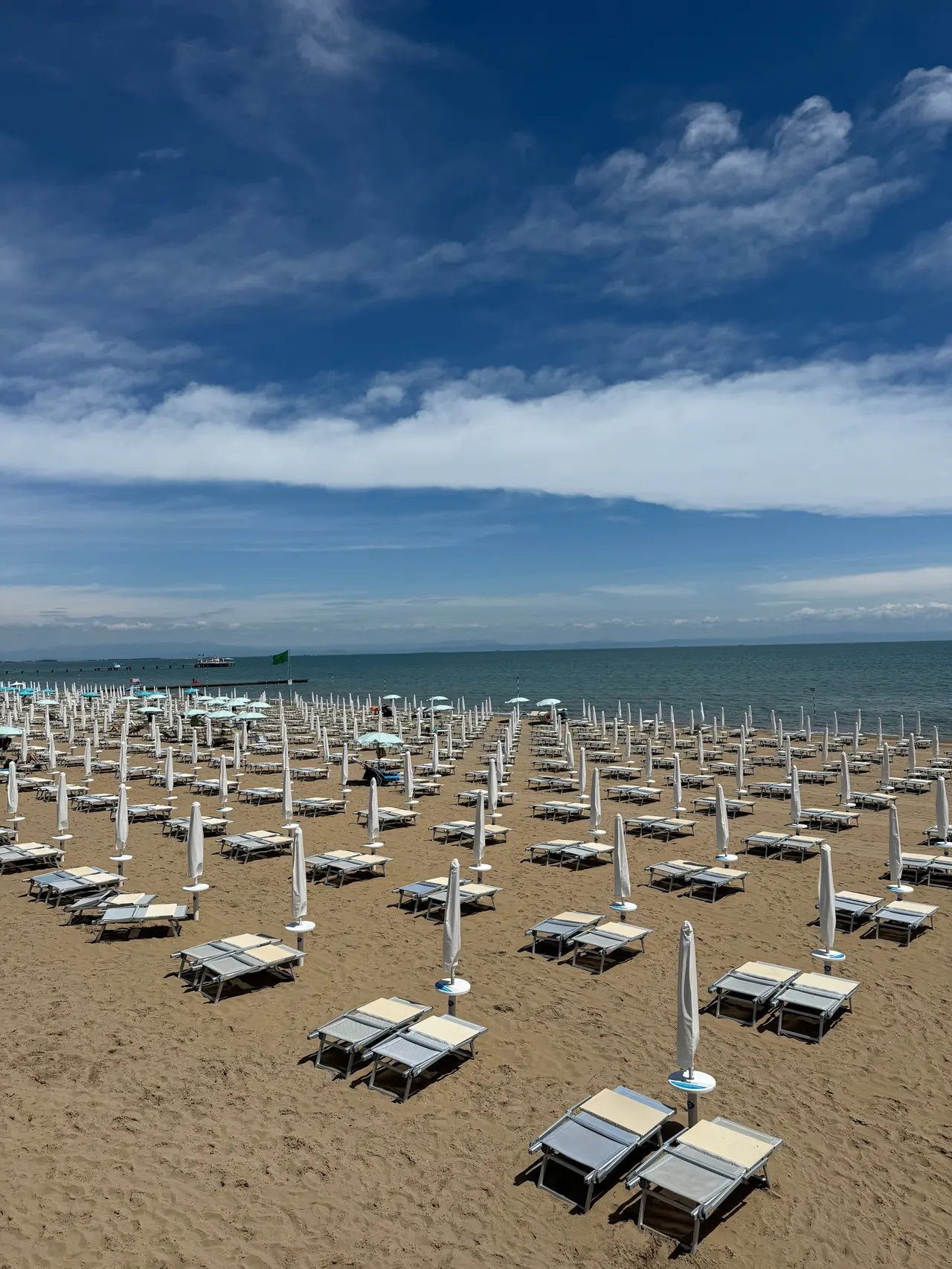 A fine maggio ancora pochissime presenze nella spiaggia di Lignano Pineta