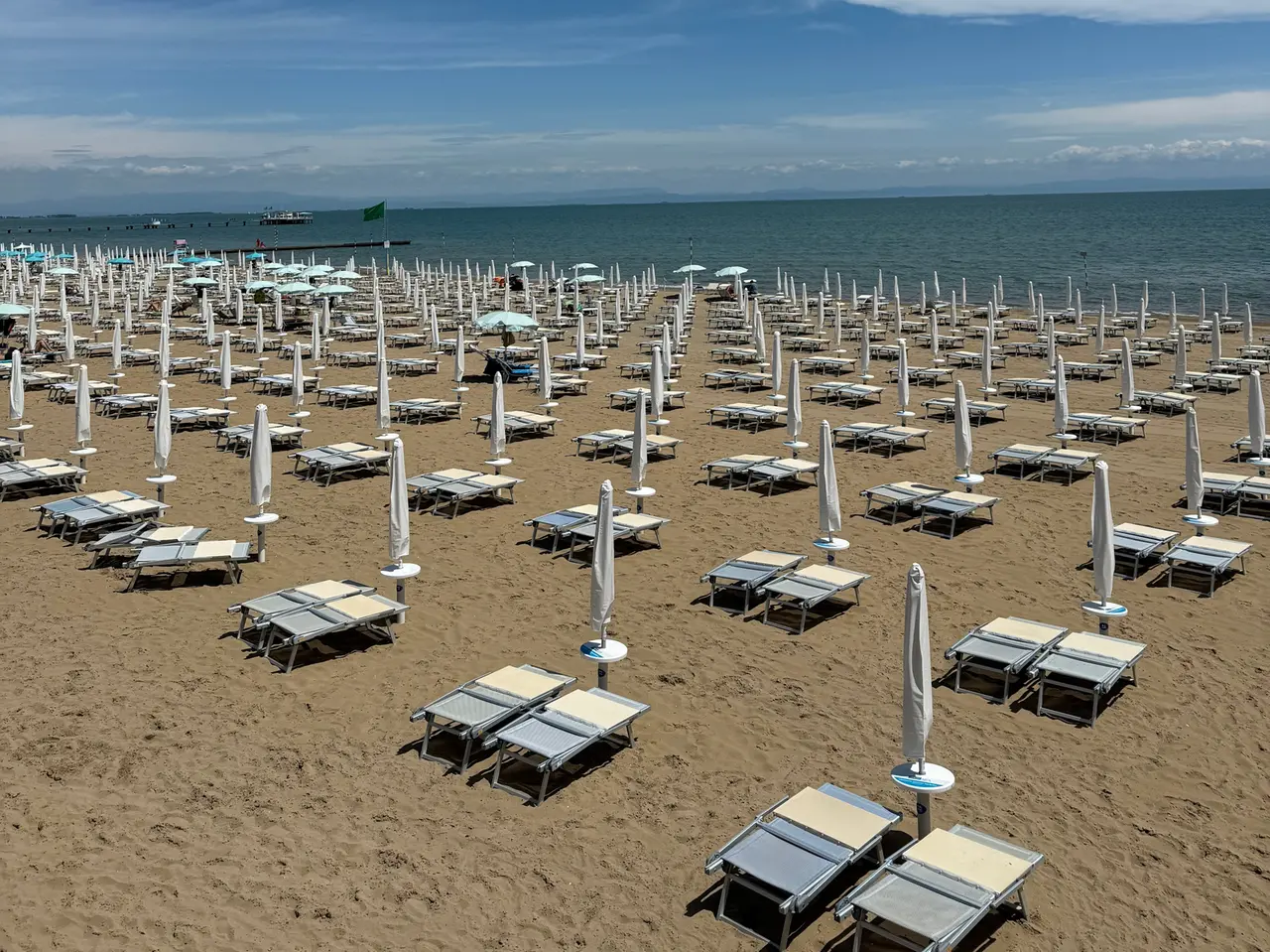A fine maggio ancora pochissime presenze nella spiaggia di Lignano Pineta