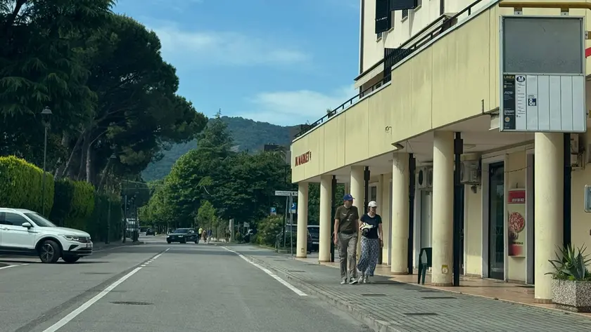 La zona dove è avvenuto lo scippo è vicina alla stazione dei treni e alla caserma dei carabinieri