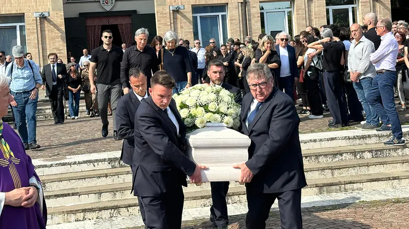 Il feretro di Giovanni Bortoletti (foto Piran)